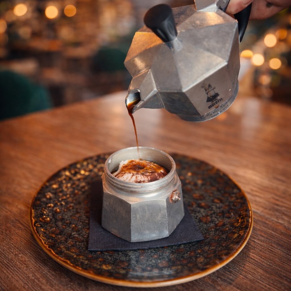 Notre Turamitsu fait maison « nella caffettiera italiana »
Dessert traditionnel italien revisité, servi dans une cafetière italienne avec du café chaud.