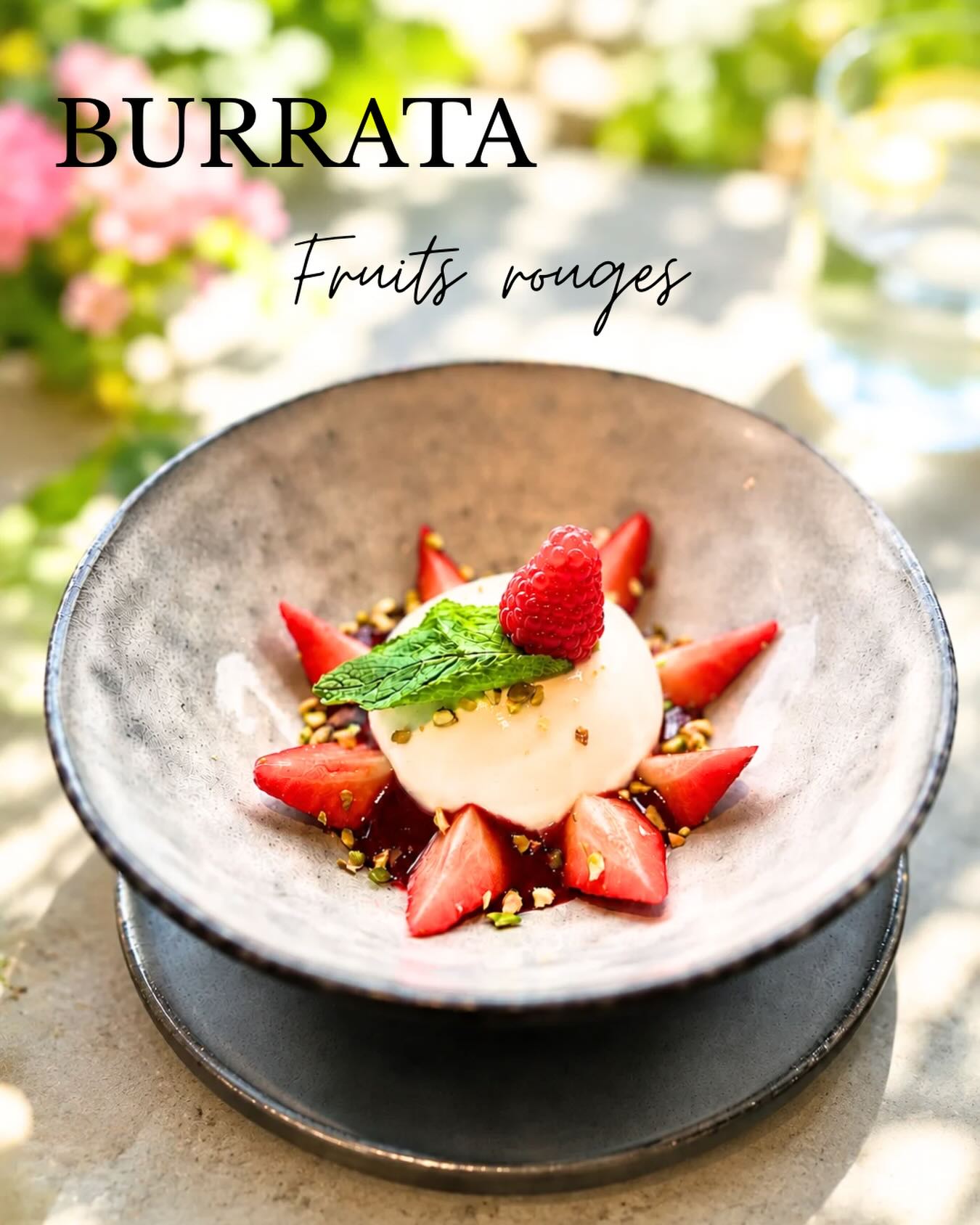 Notre nouveau dessert du moment débarque pour l’été ☀️

Une burrata ultra fondante, accompagnée d’un coulis de fruits rouges, de fraises fraîches, de framboises, de menthe et de pistaches concassées.

Un dessert frais, léger et gourmand, entre douceur crémeuse et fraîcheur acidulée 🍓✨